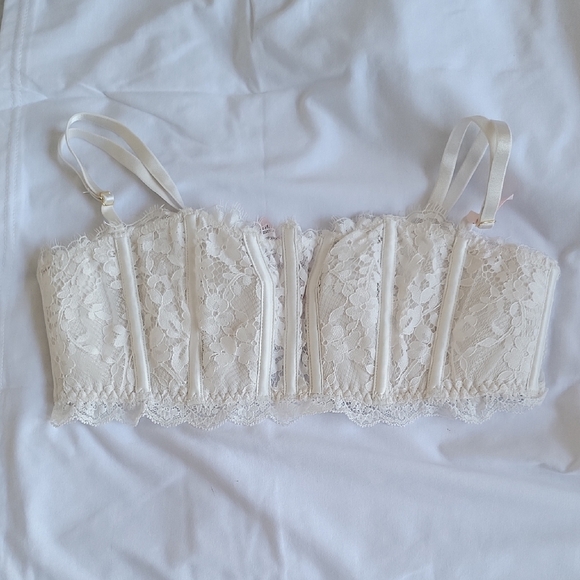 Elegant Lace Bustier in Cream - Picture 1 of 5